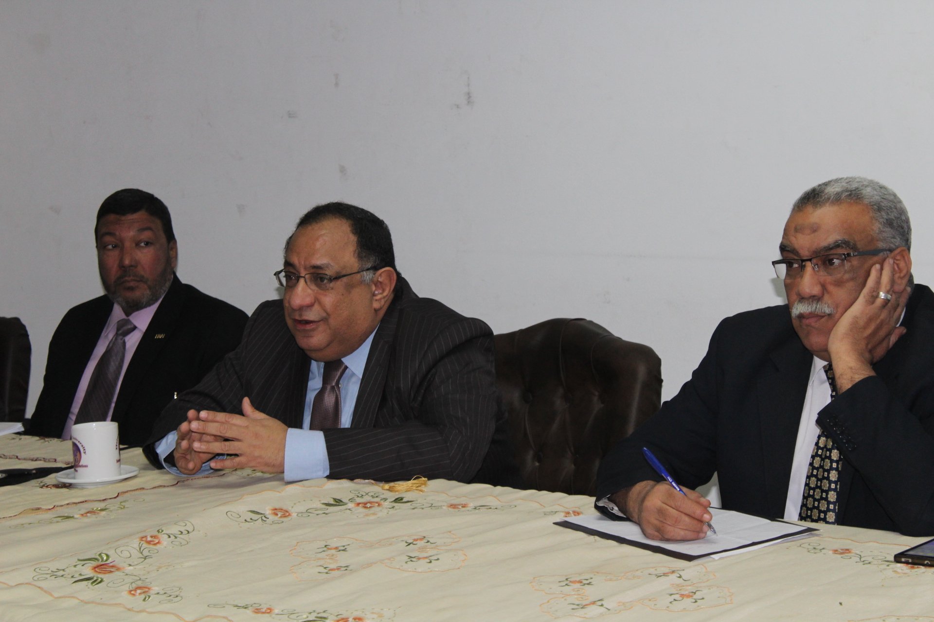 رئيس جامعة حلوان أثناء لقاءه بالعاملين  (2)