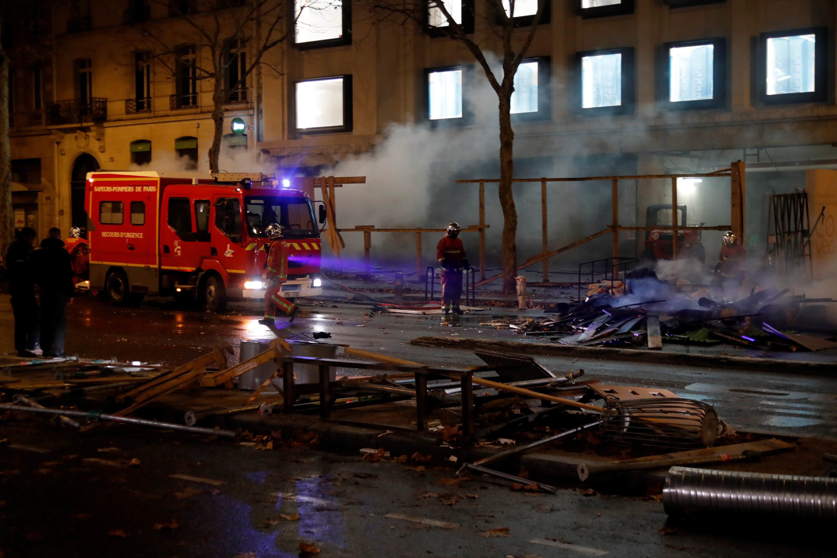 أحد سيارات الإطفاء تحاول احتواء أحد الحرائق فى قلب العاصمة باريس