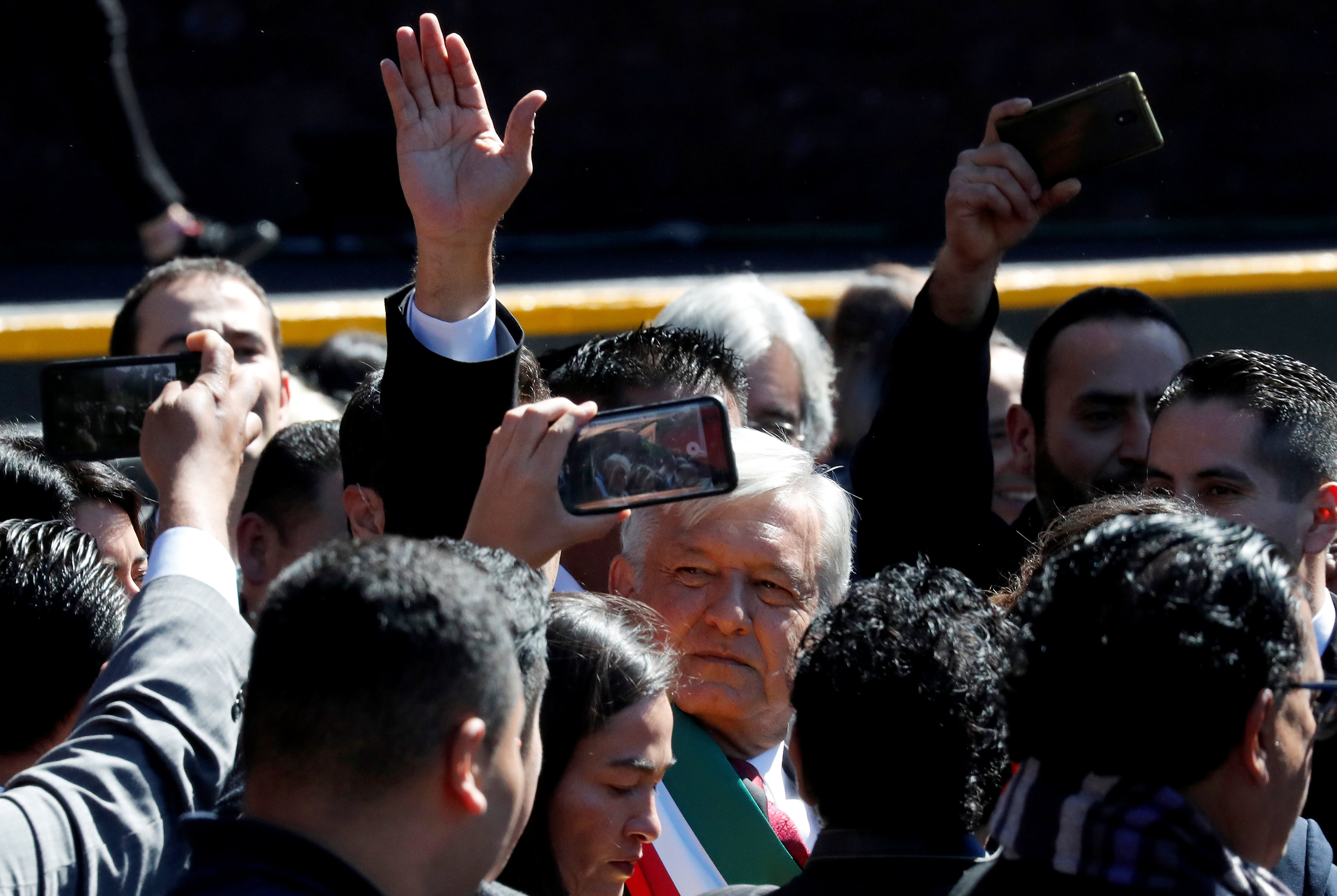 الرئيس المكسيكى الجديد وسط المئات من أنصاره