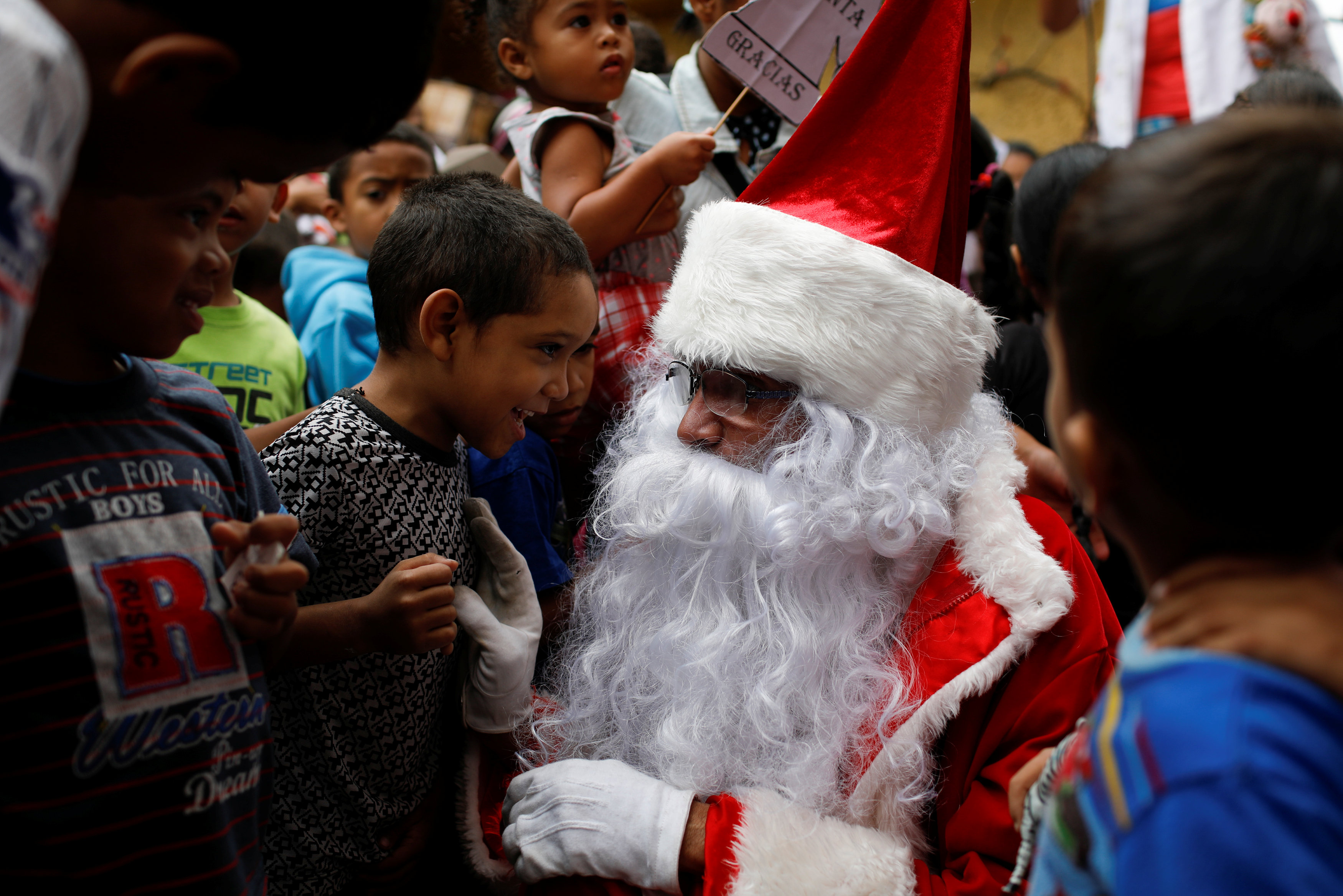 بابا نويل يتجول فى فنزويلا حاملا الهدايا لأطفال المدارس (3)