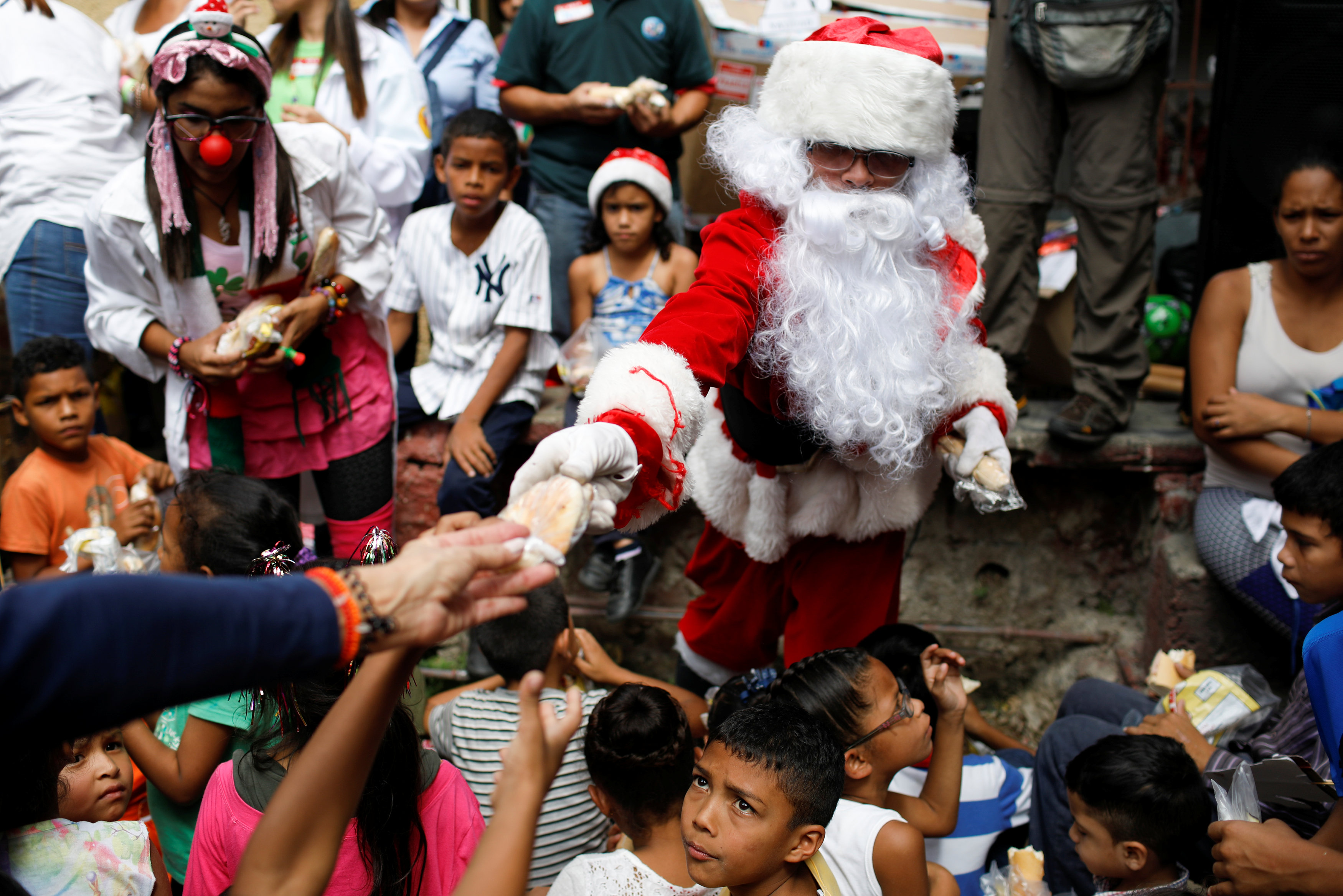 بابا نويل يتجول فى فنزويلا حاملا الهدايا لأطفال المدارس (1)