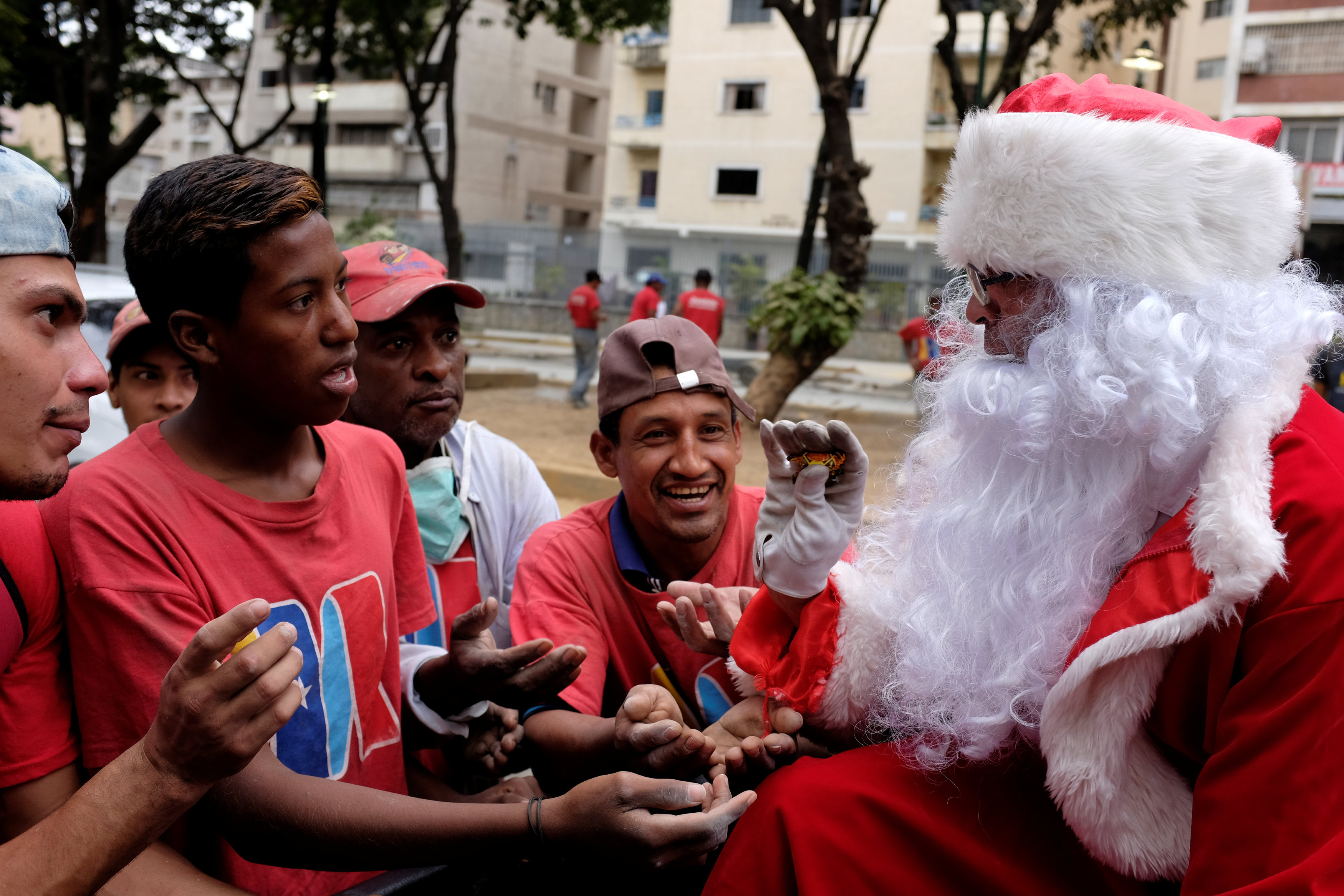 بابا نويل يتجول فى فنزويلا حاملا الهدايا لأطفال المدارس (5)