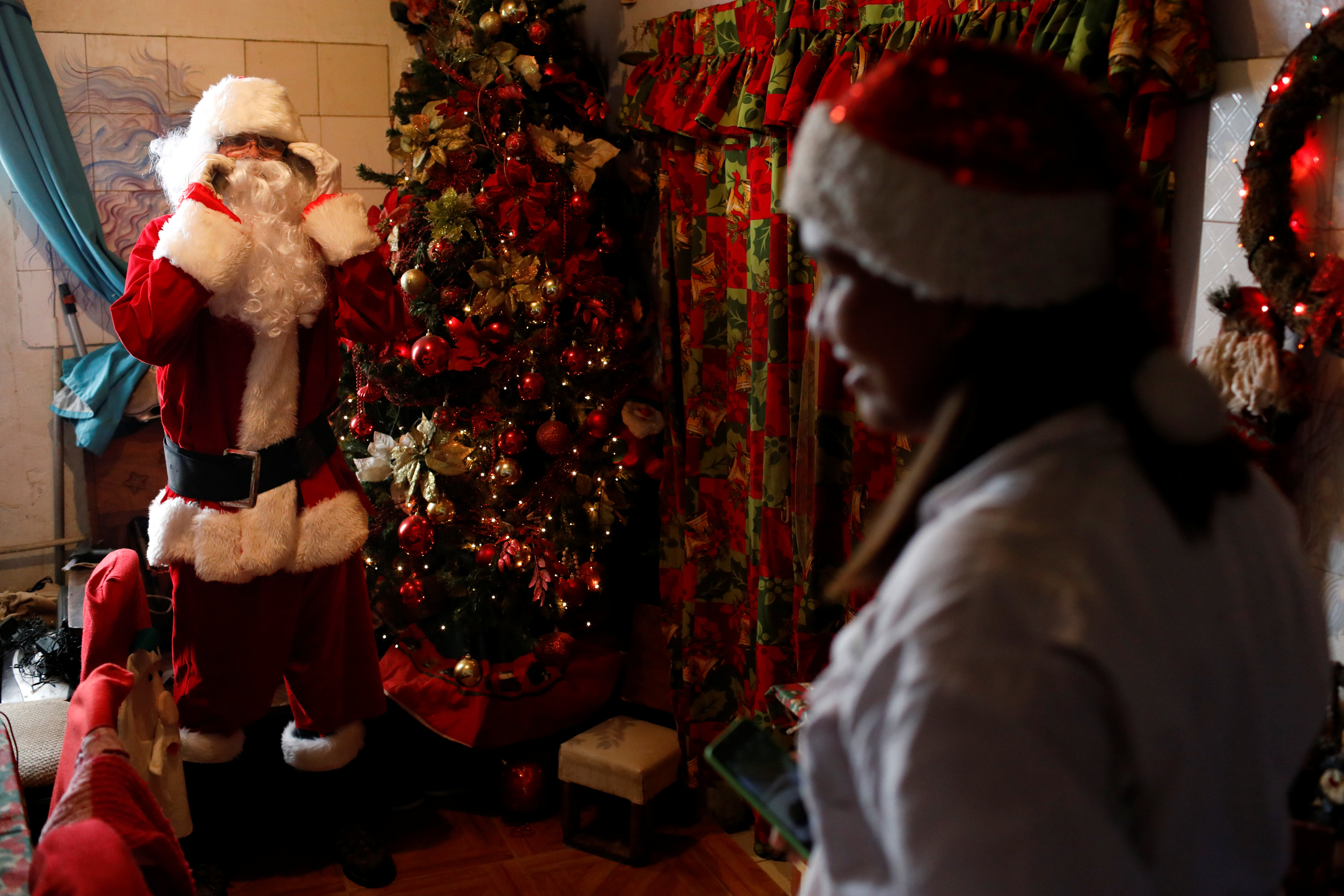 بابا نويل يتجول فى فنزويلا حاملا الهدايا لأطفال المدارس (6)
