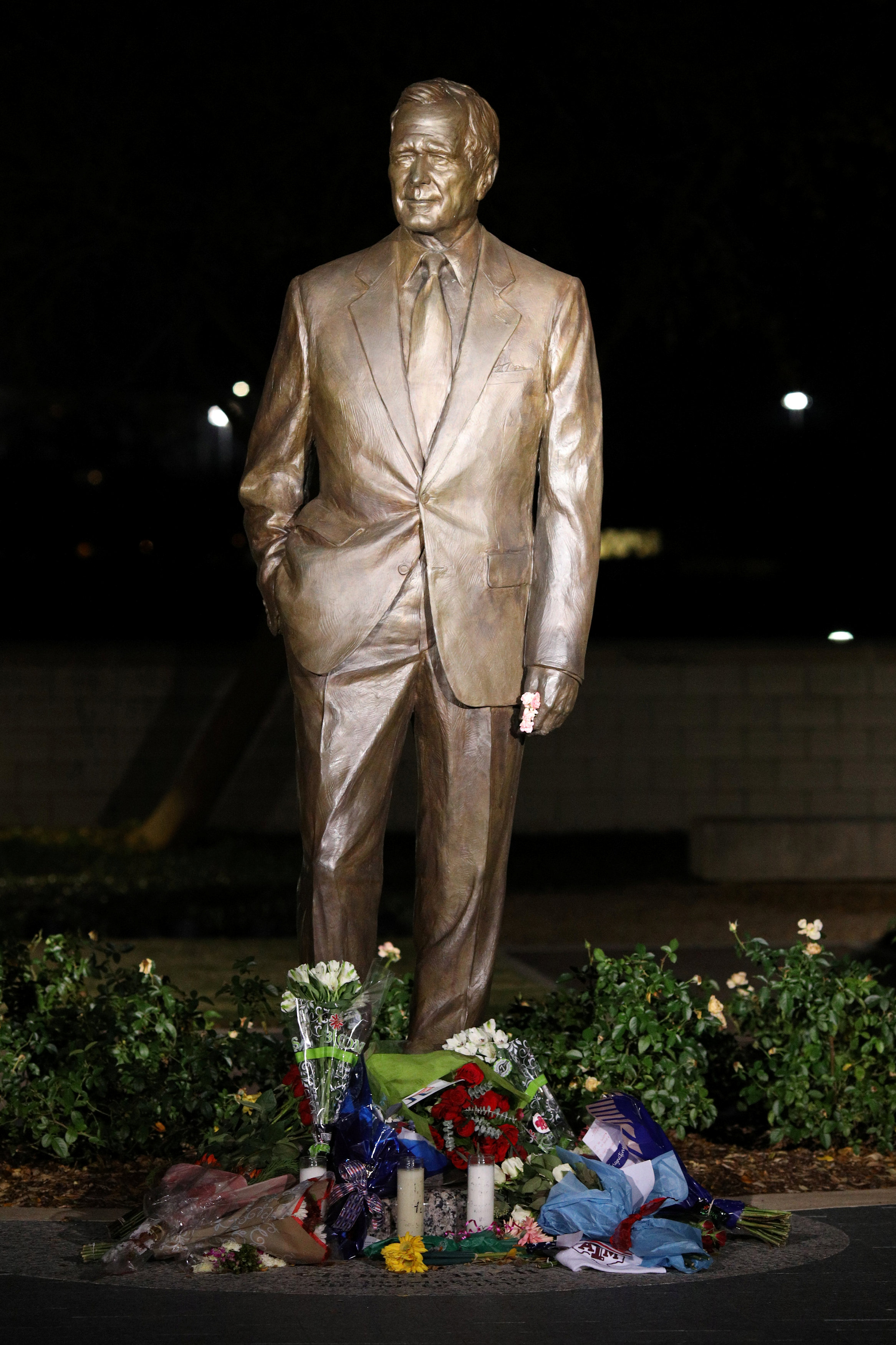وضع الورود والشموع أمام النصب التذكارى لجورج بوش (2)