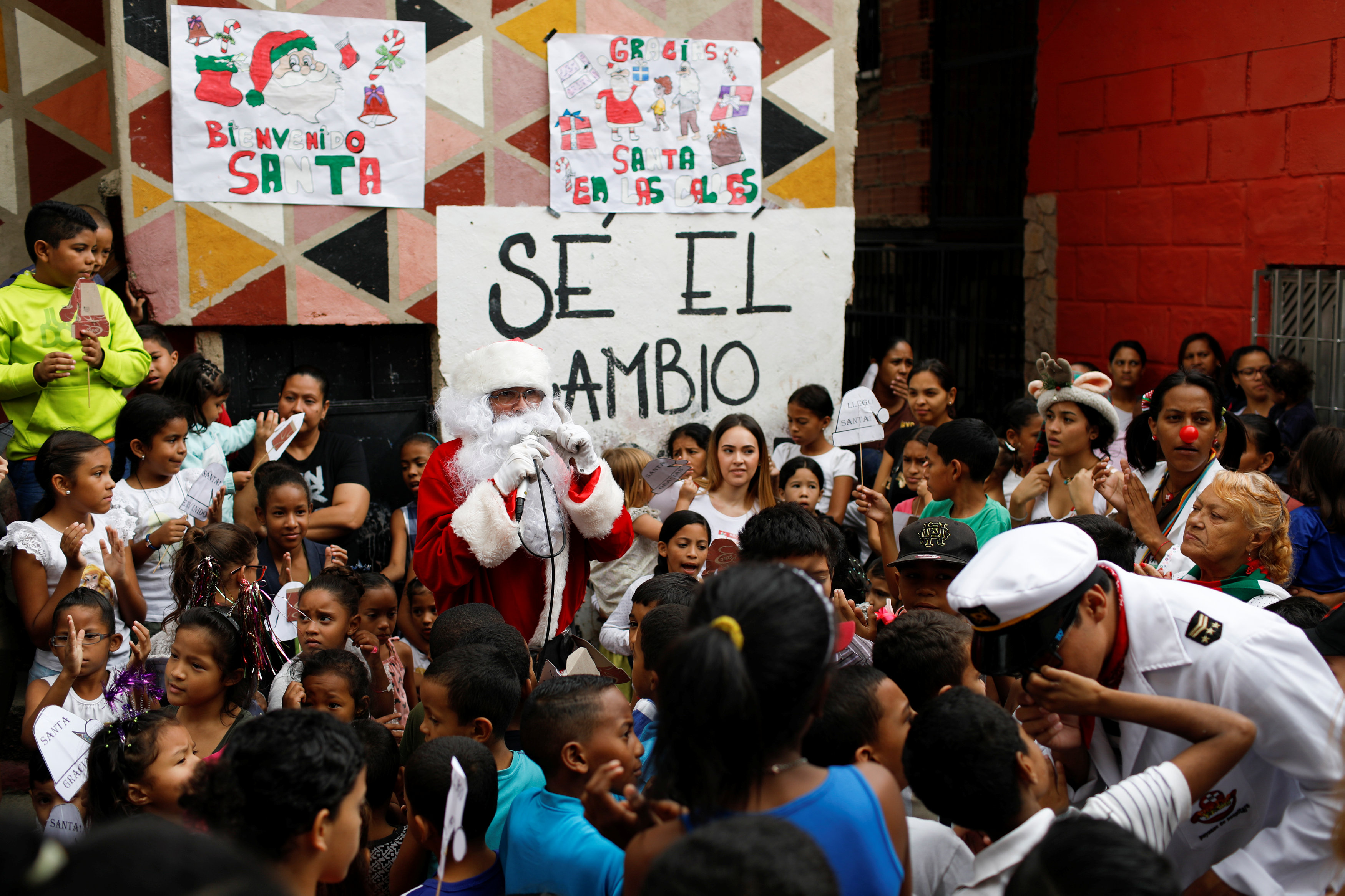 بابا نويل يتجول فى فنزويلا حاملا الهدايا لأطفال المدارس (2)