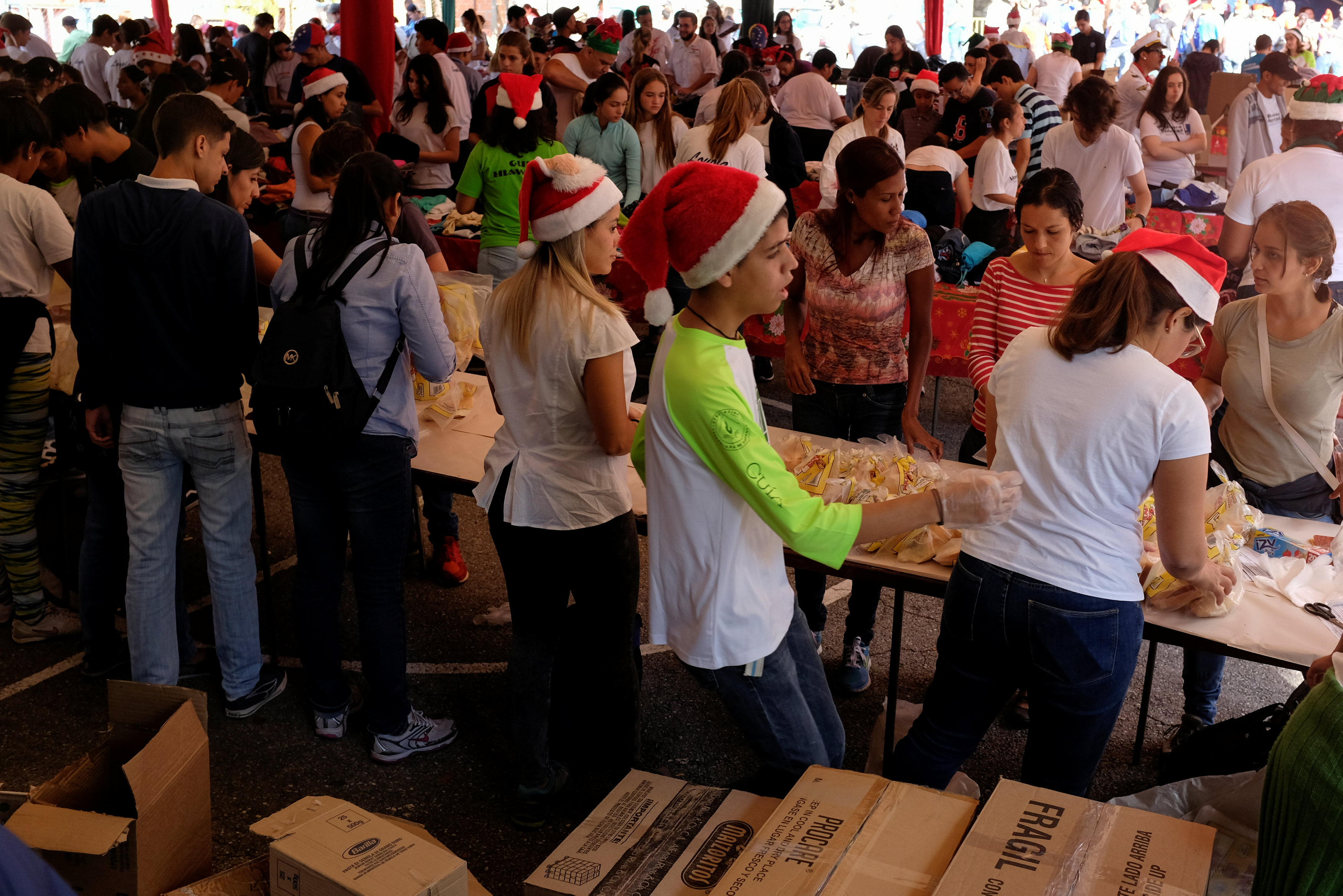 بابا نويل يتجول فى فنزويلا حاملا الهدايا لأطفال المدارس (5)
