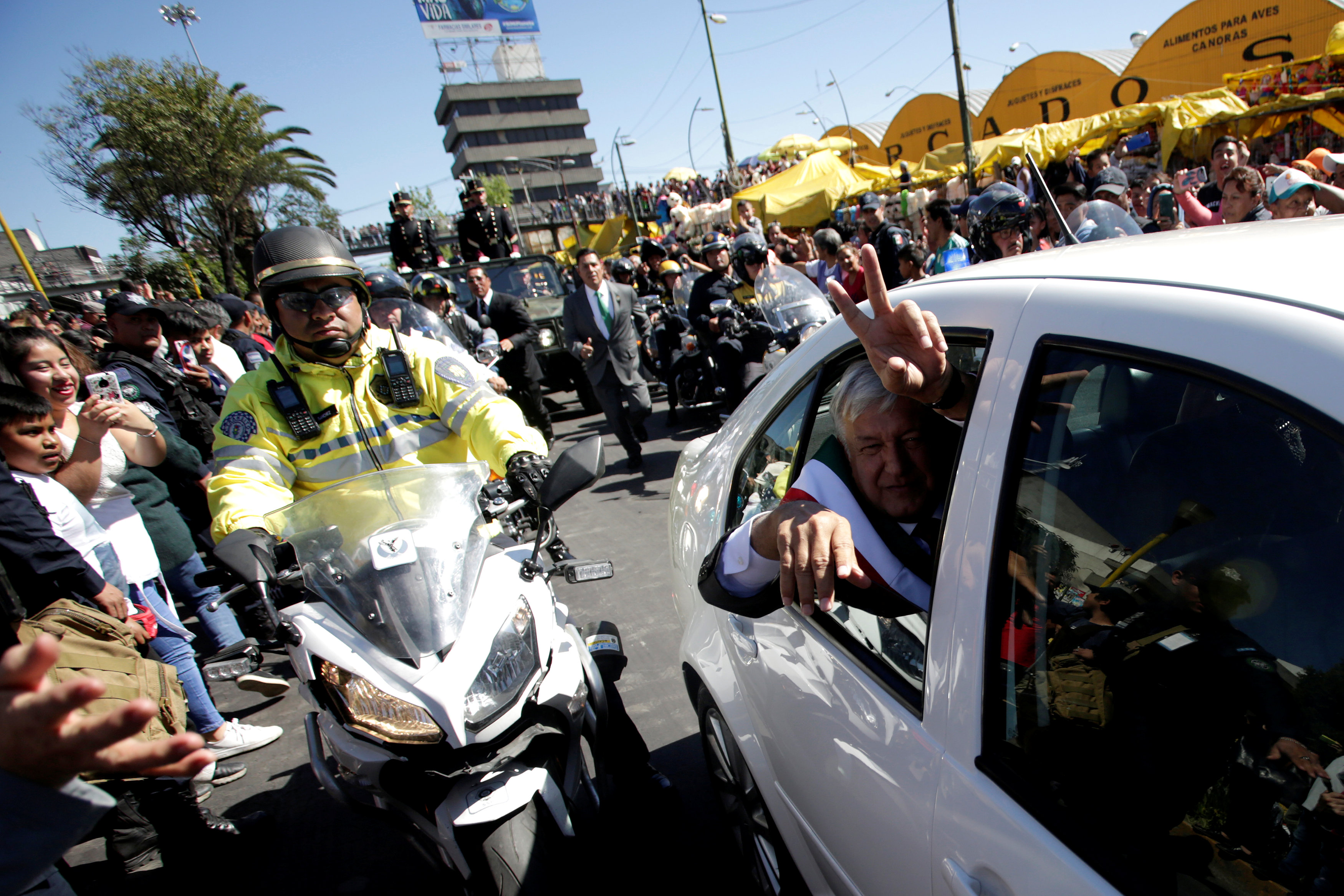 رئيس المكسيك الجديد أندريس مانويل لوبيز أوبرادور يلوح من سيارته