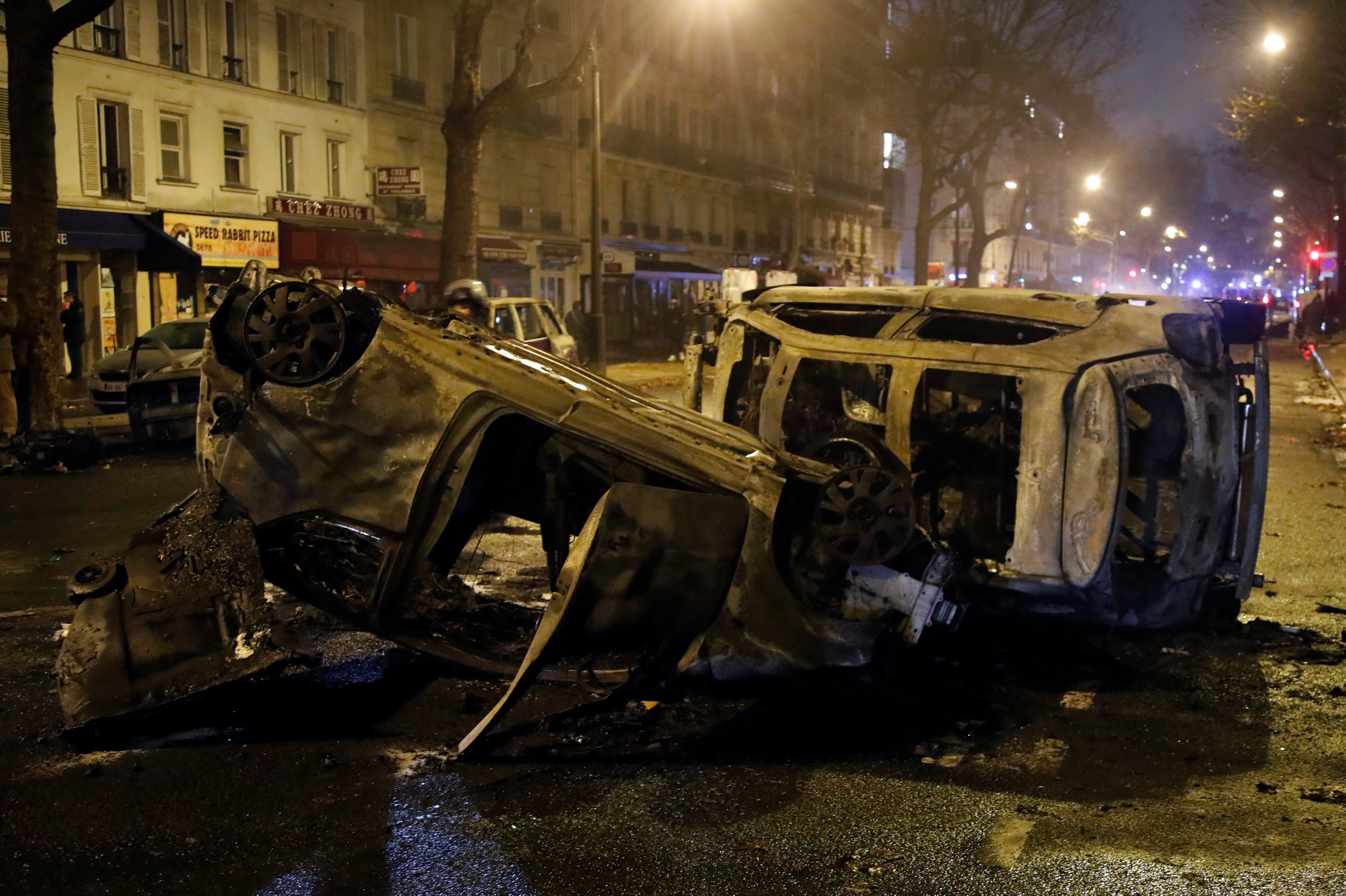 تدمير وخراب يسيطر على الشوارع الفرنسية