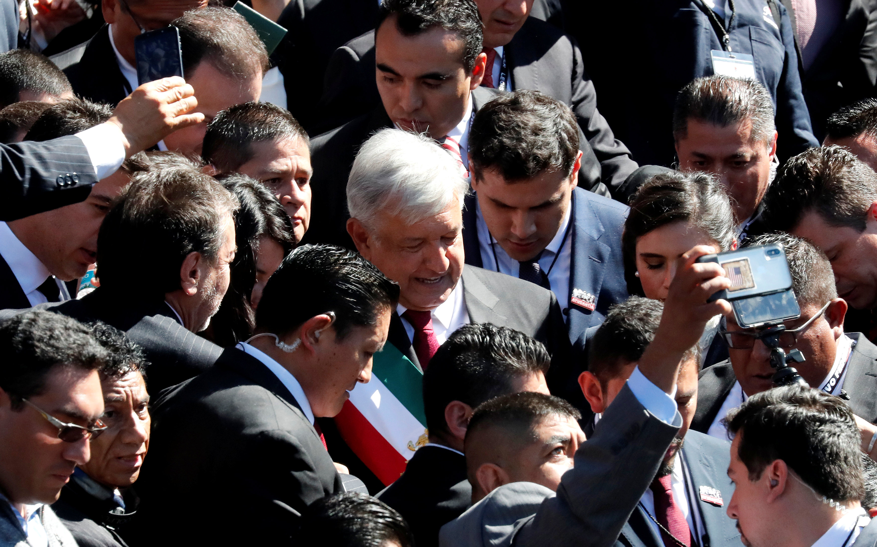 الرئيس المكسيكى وسط المئات من أنصاره