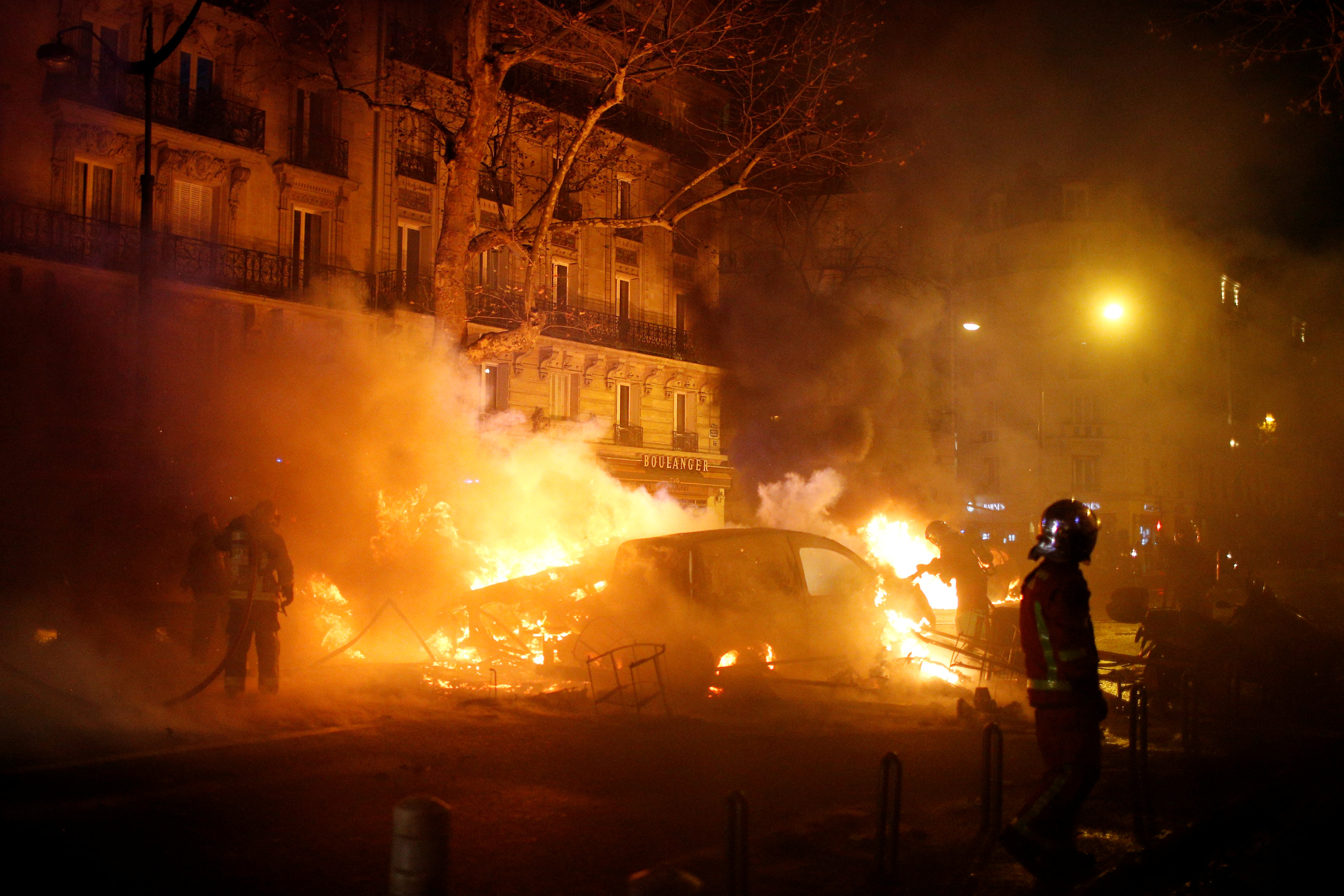 إحراق السيارات والعنف أهم ما يميز الحراك الفرنسى