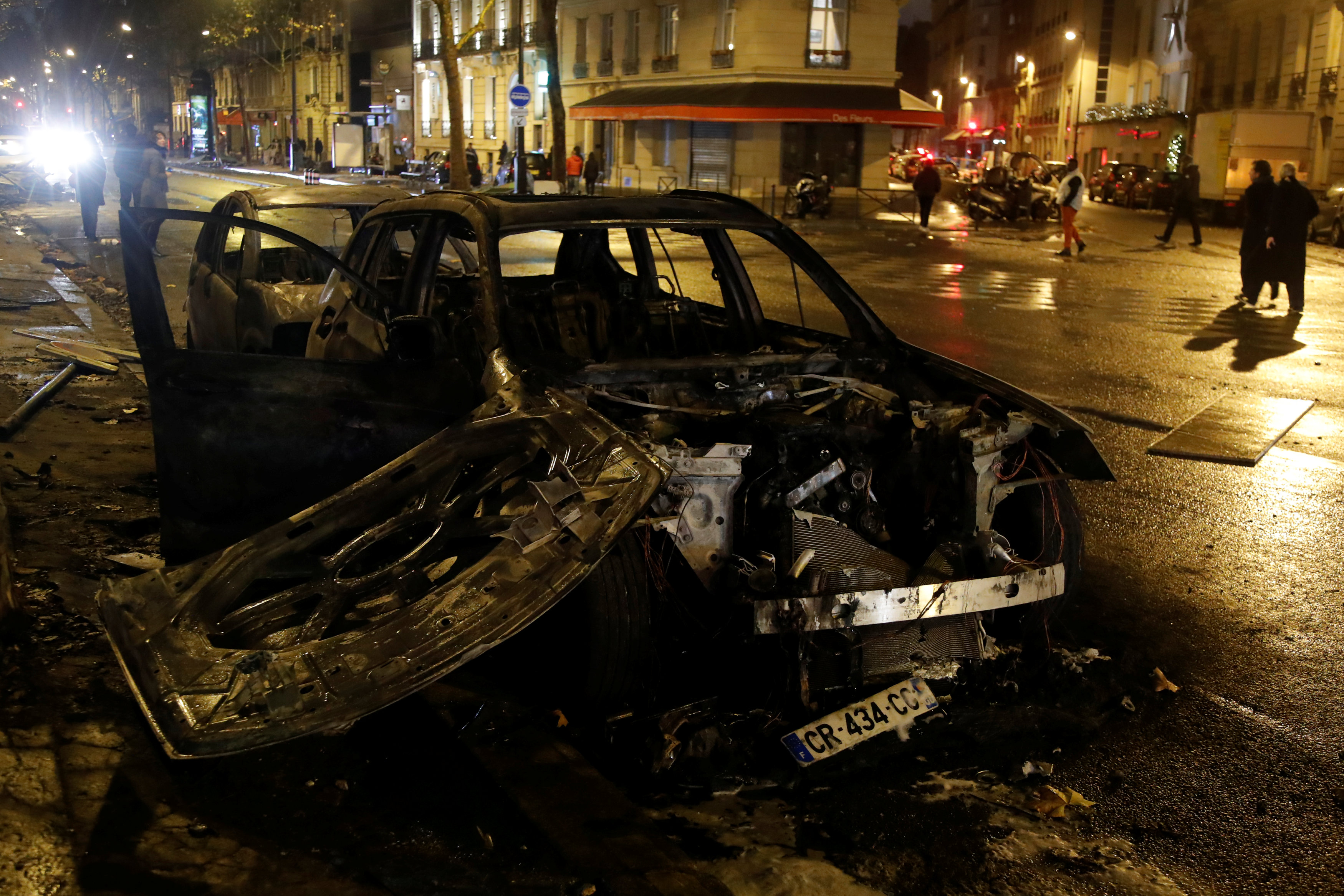 سيارات دمرها المتظاهرين