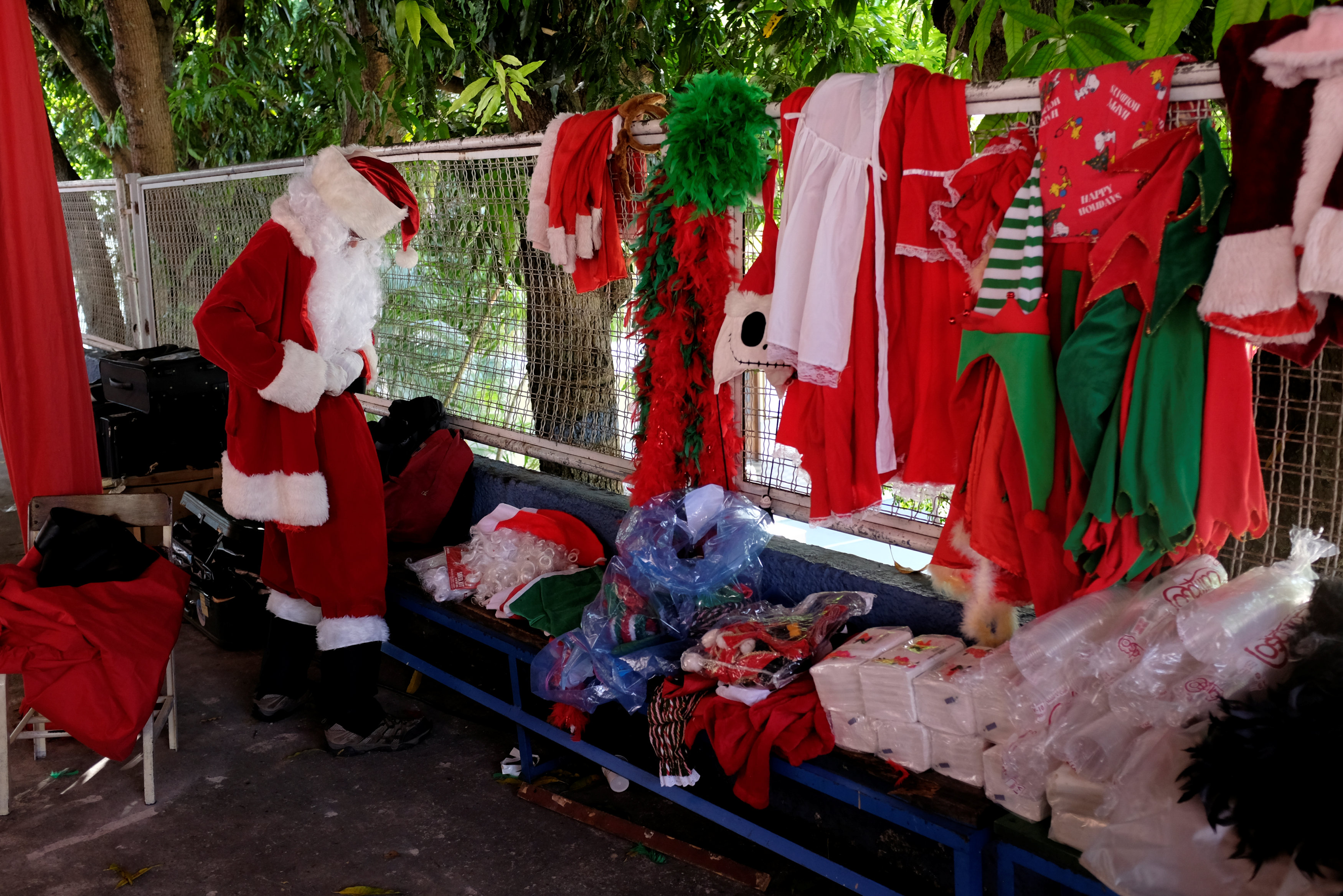 بابا نويل يتجول فى فنزويلا حاملا الهدايا لأطفال المدارس (4)