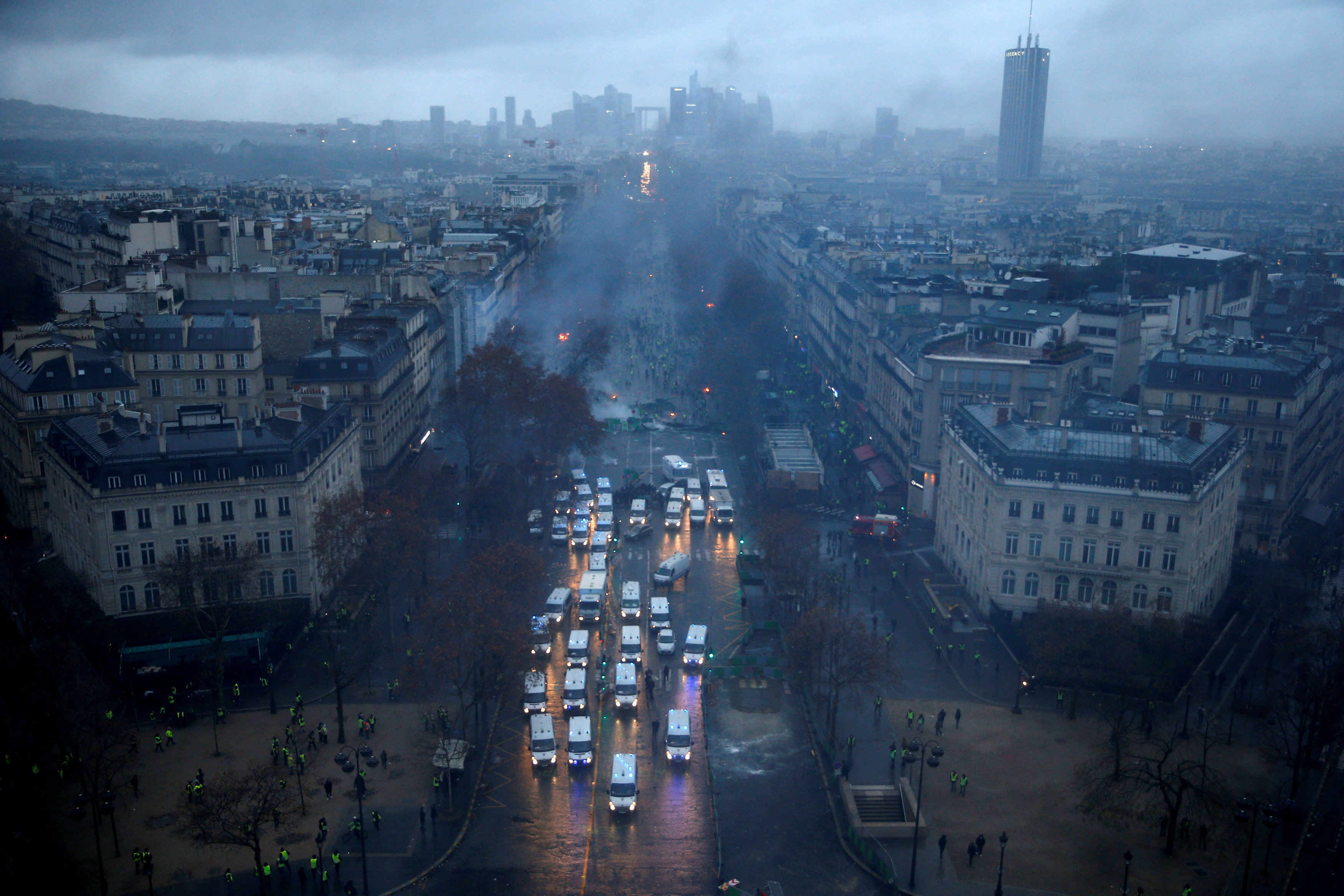 شوارع فرنسا يهيمن عليها الدخان