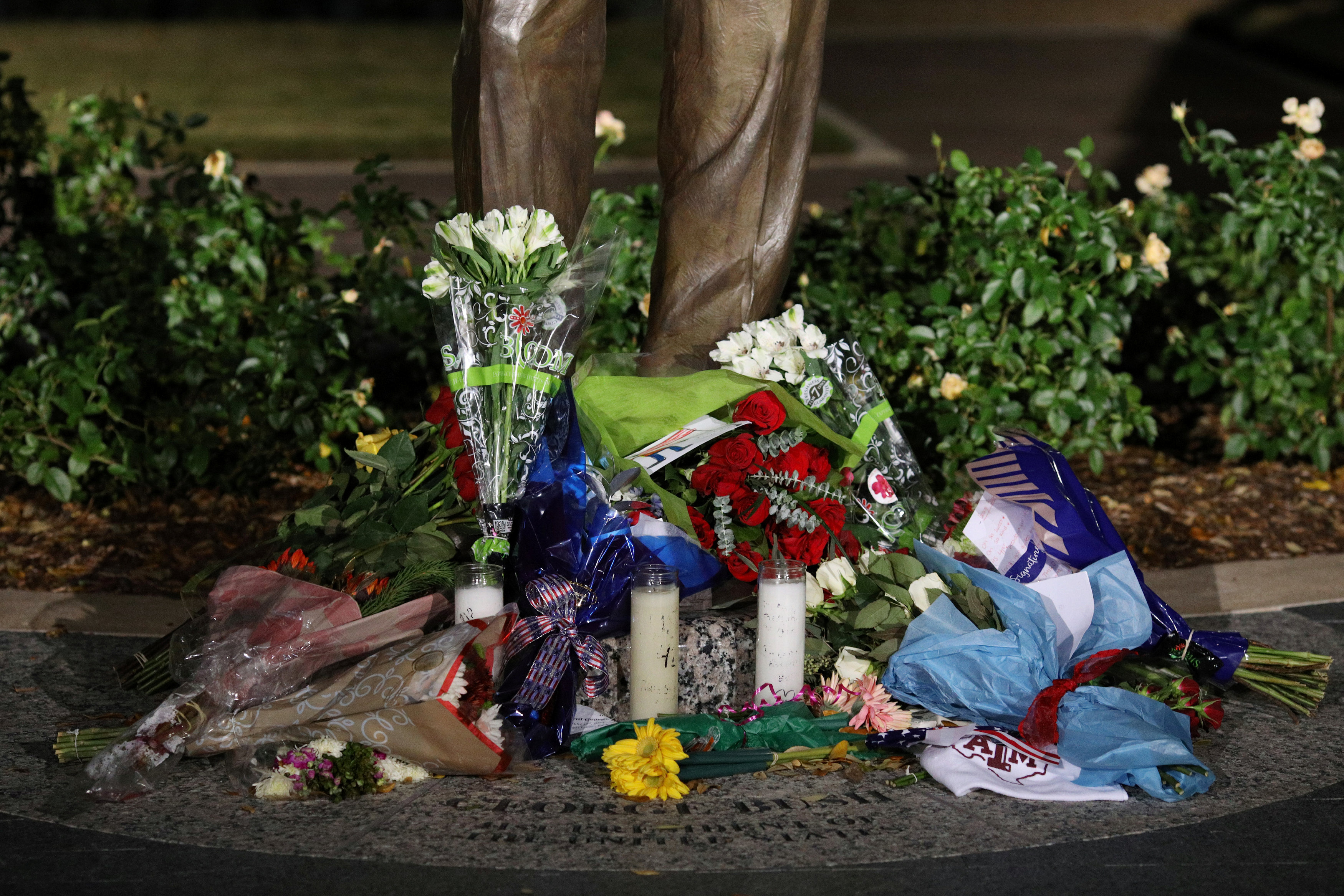 وضع الورود والشموع أمام النصب التذكارى لجورج بوش (3)