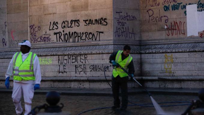عبارات المحتجين تشوه معالم فرنسا التاريخية