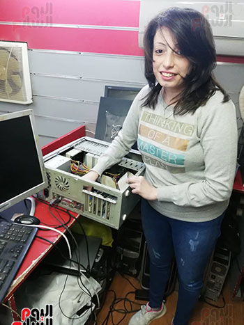 قصة نجاح أول فتاة بسوهاج تفتتح محلا لصيانة الكمبيوتر بتمويل من جهاز المشروعات (2)