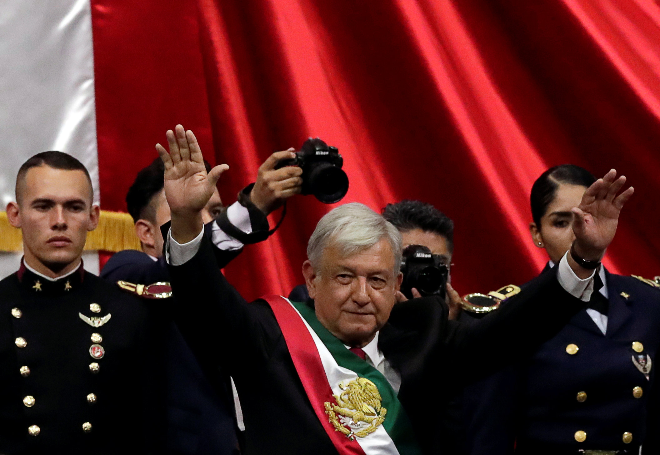 الرئيس المكسيكى يحيى أنصاره