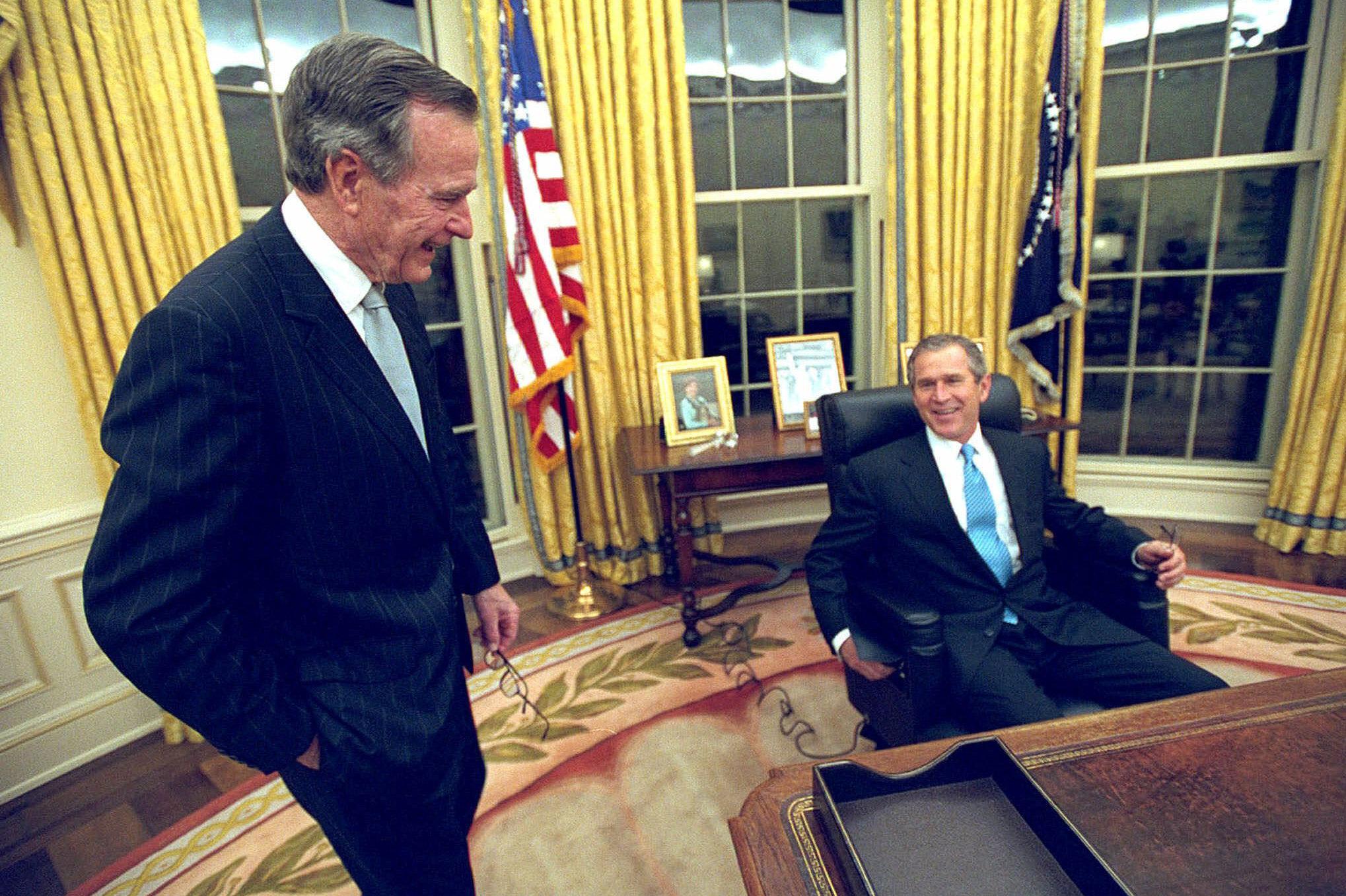 بوش الاب والابن فى المكتب البيضاوى
