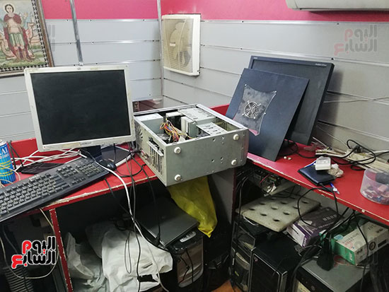 قصة نجاح أول فتاة بسوهاج تفتتح محلا لصيانة الكمبيوتر بتمويل من جهاز المشروعات (11)