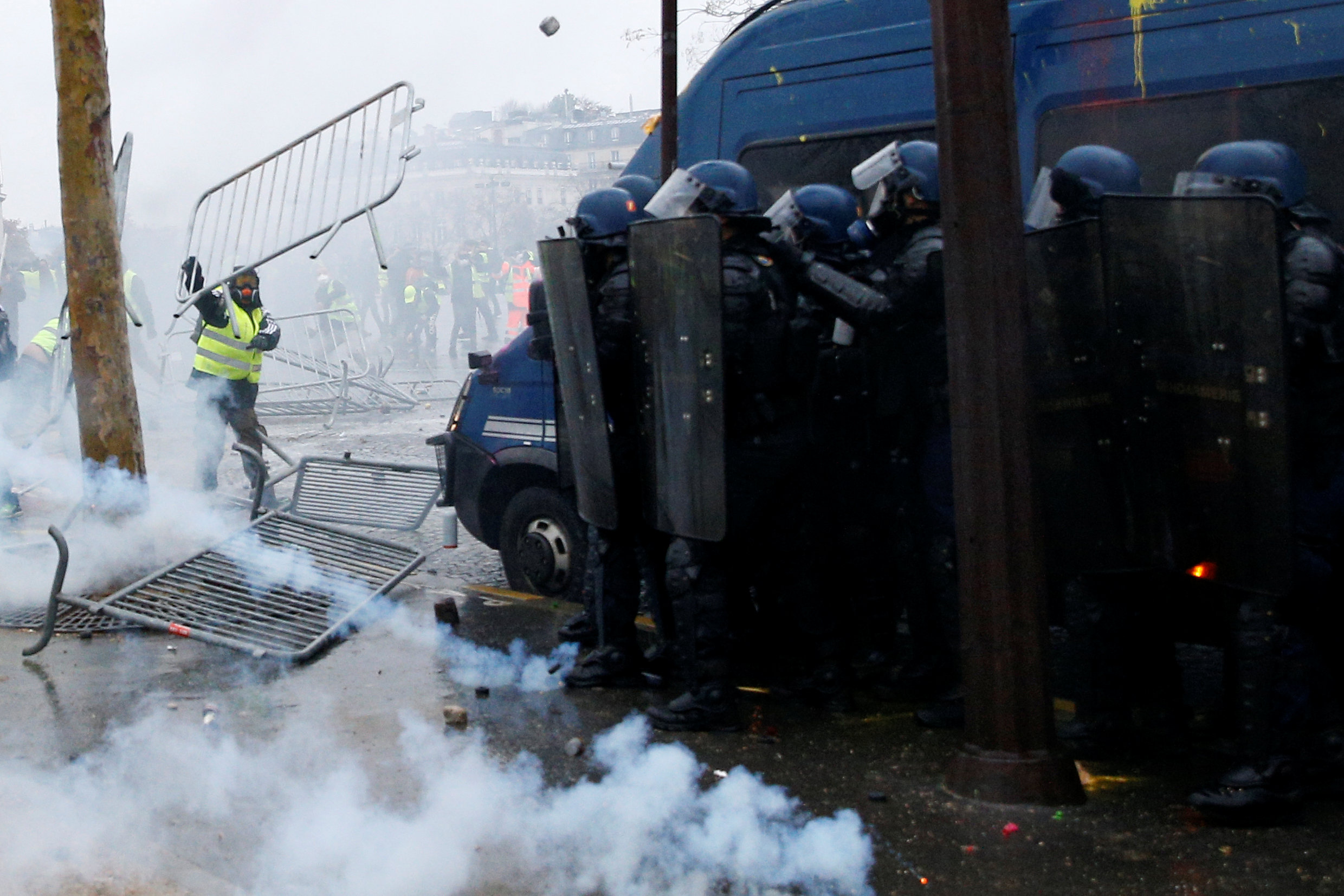 المتظاهرون يهاجمون قوات الأمن الفرنسية