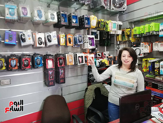 قصة نجاح أول فتاة بسوهاج تفتتح محلا لصيانة الكمبيوتر بتمويل من جهاز المشروعات (3)