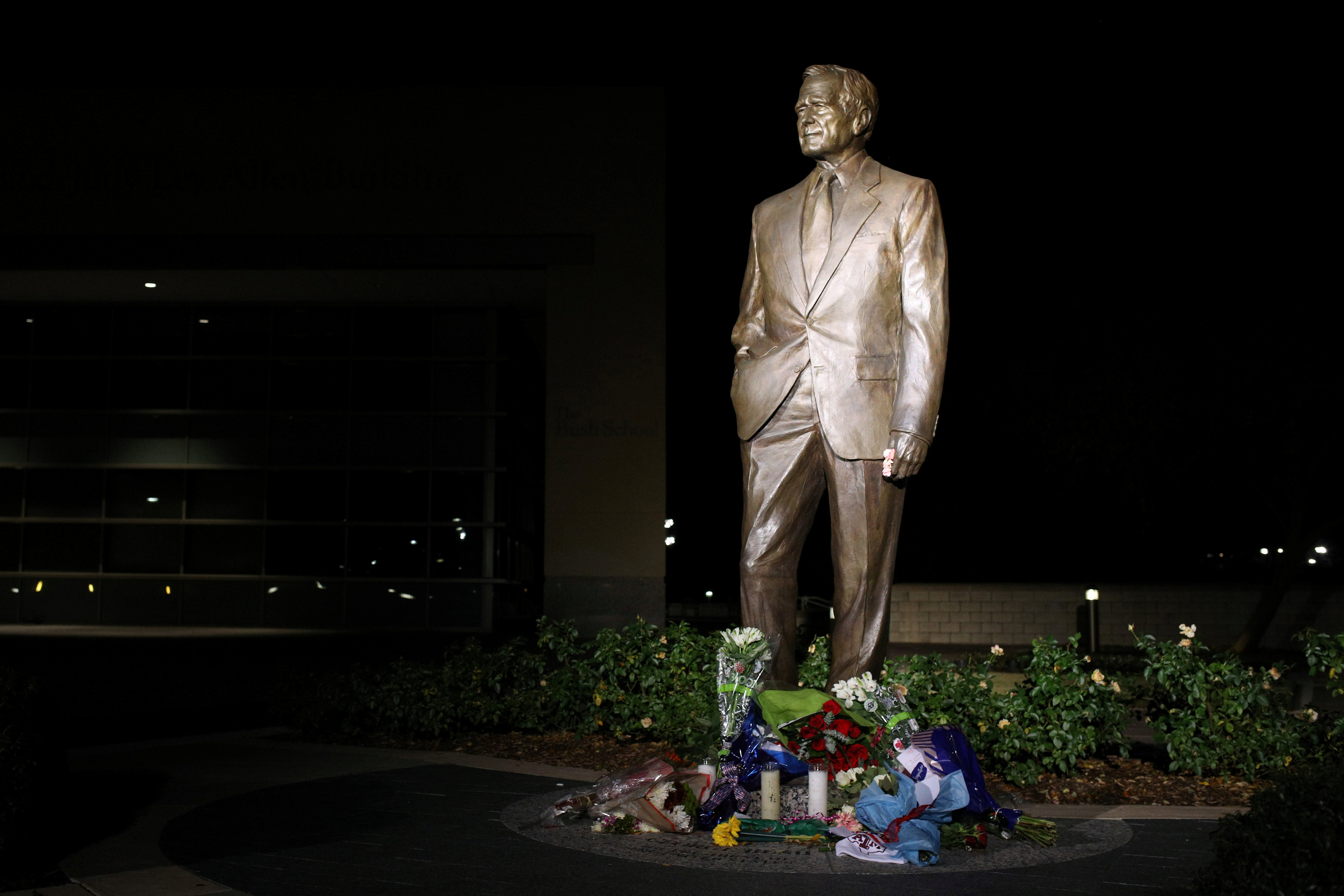 وضع الورود والشموع أمام النصب التذكارى لجورج بوش (4)