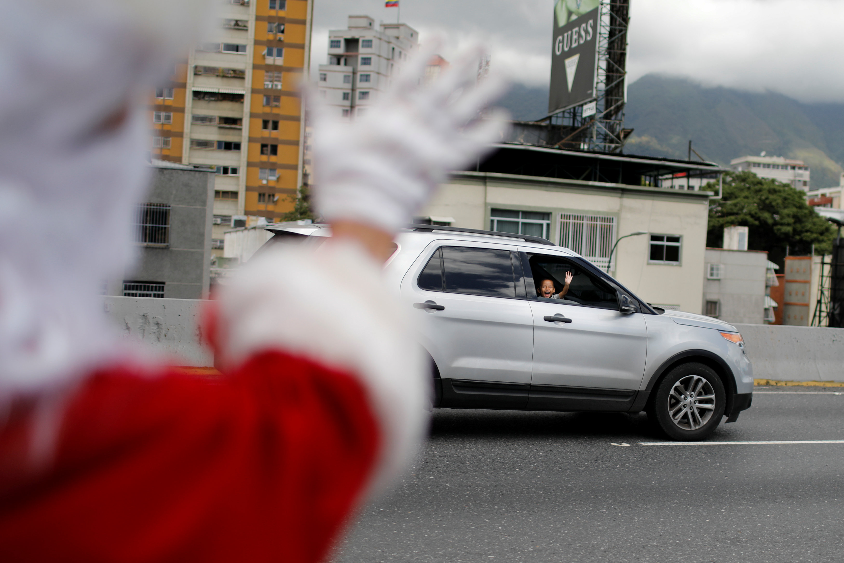 بابا نويل يتجول فى فنزويلا حاملا الهدايا لأطفال المدارس (7)