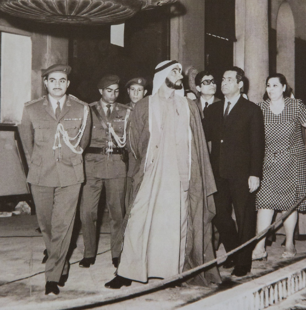 الشيخ زايد خلال زيارته لأحد المتاحف المصرية