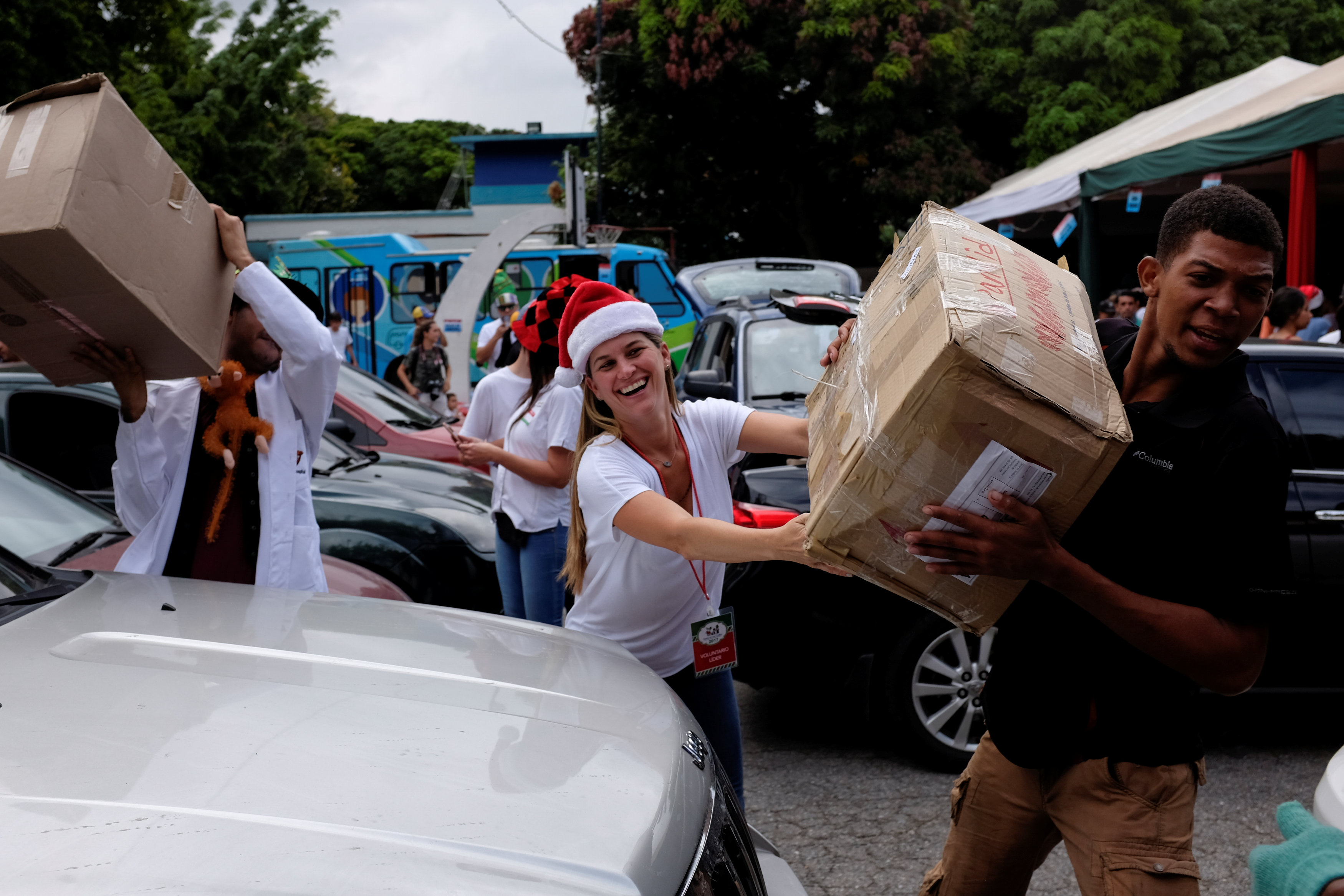 بابا نويل يتجول فى فنزويلا حاملا الهدايا لأطفال المدارس (4)