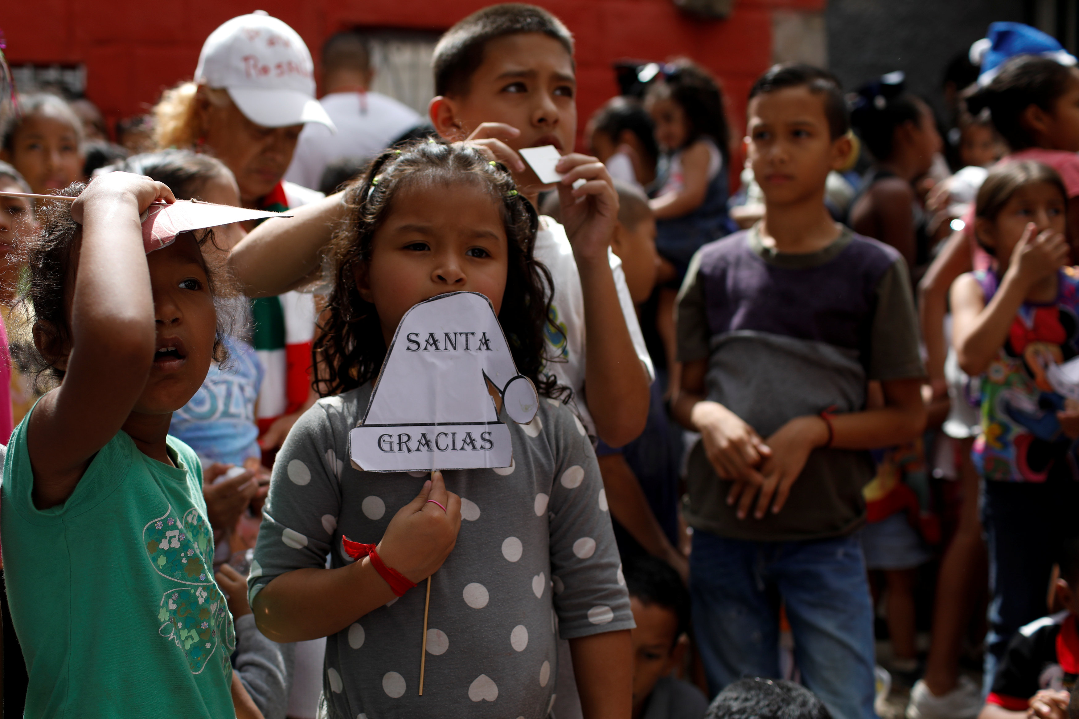 بابا نويل يتجول فى فنزويلا حاملا الهدايا لأطفال المدارس (6)