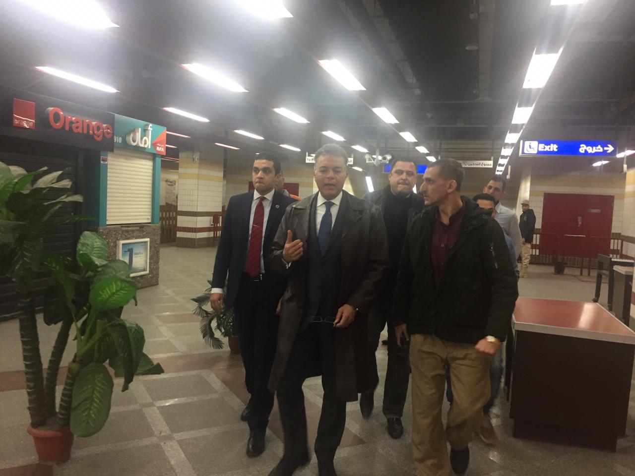 وزير النقل يفاجئ محطات الخط الثالث للمترو بزيارة تفتيشية بعد منتصف الليلة (7)