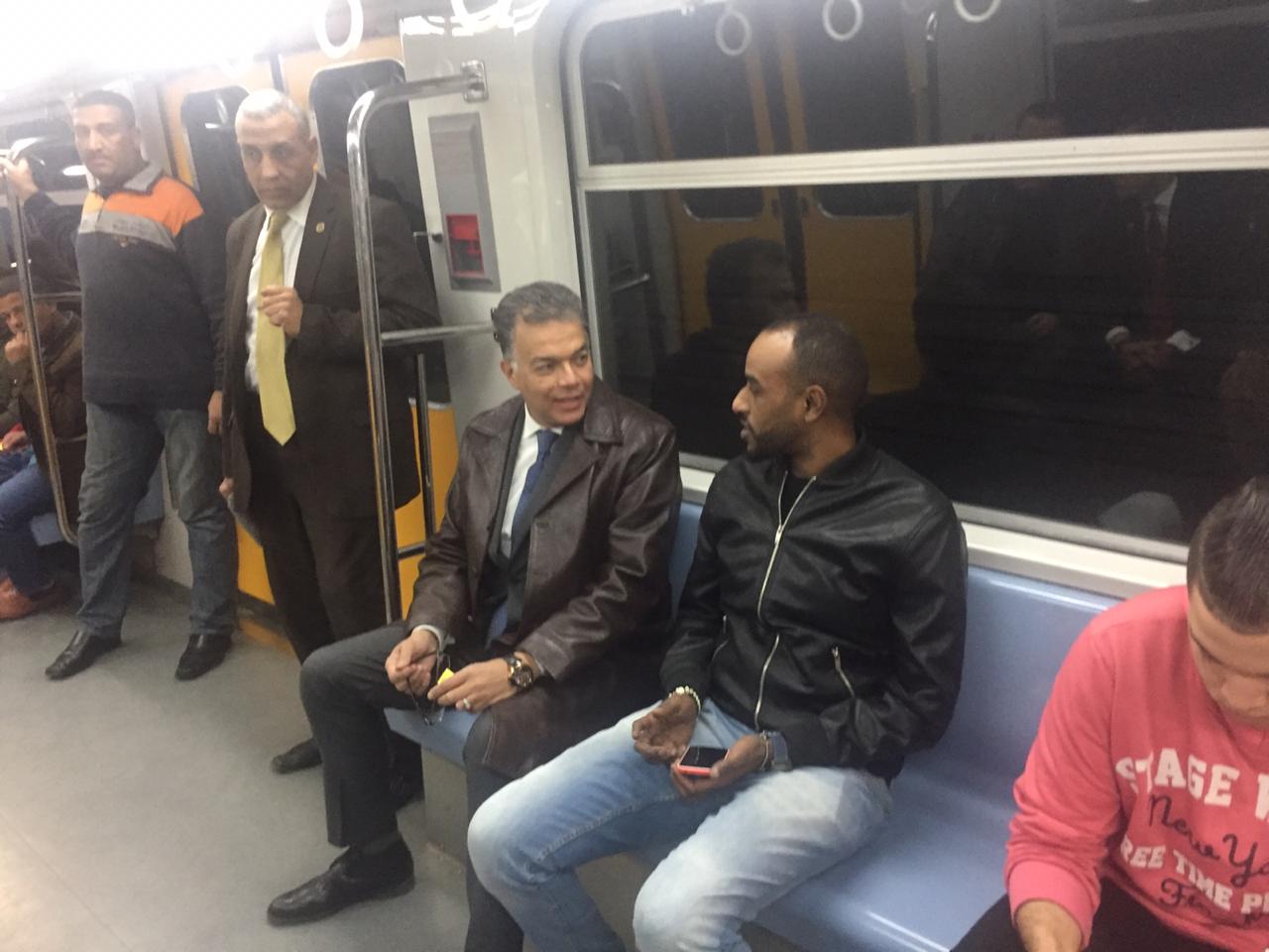 وزير النقل يفاجئ محطات الخط الثالث للمترو بزيارة تفتيشية بعد منتصف الليلة (4)