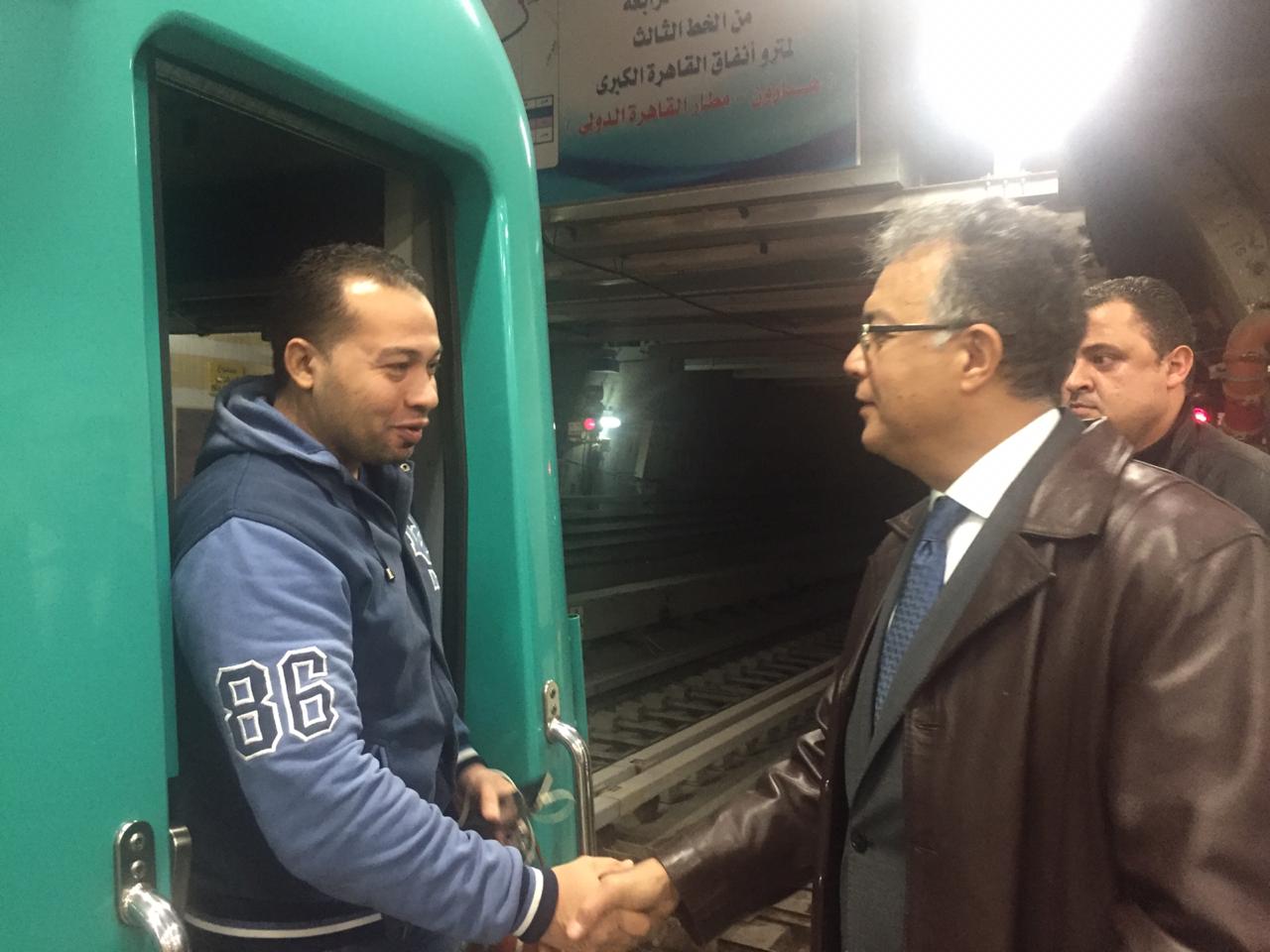 وزير النقل يفاجئ محطات الخط الثالث للمترو بزيارة تفتيشية بعد منتصف الليلة (2)