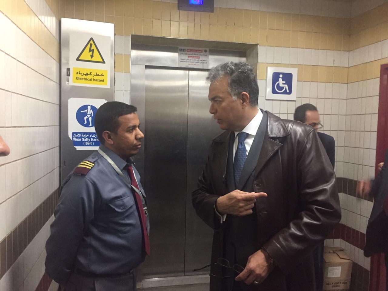 وزير النقل يفاجئ محطات الخط الثالث للمترو بزيارة تفتيشية بعد منتصف الليلة (1)
