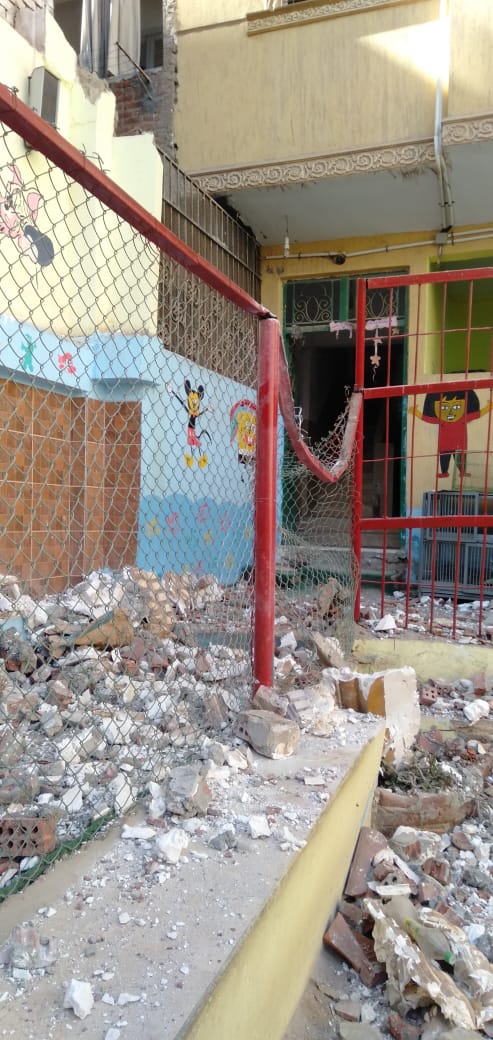 سقوط أجزاء من سور المدرسة على الطلبة  (6)