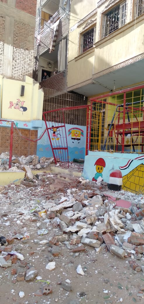 سقوط أجزاء من سور المدرسة على الطلبة  (2)