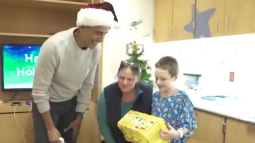 باراك أوباما يوزع الهدايا على مرضى مستشفى