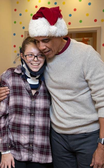 باراك أوباما يحتضن فتاة خلال جولته فى المستشفى