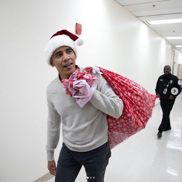 باراك أوباما بزى بابا نويل