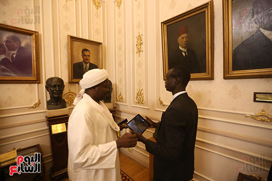 صور شباب المنتدى العربى الإفريقى يلتقطون الصور التذكارية بمجلس النواب (3)
