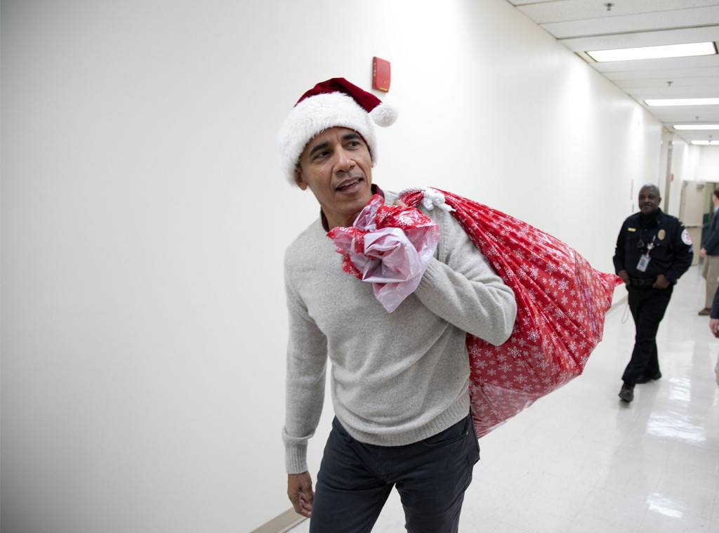 باراك أوباما يحمل كيس هدايا سانتا كلوز