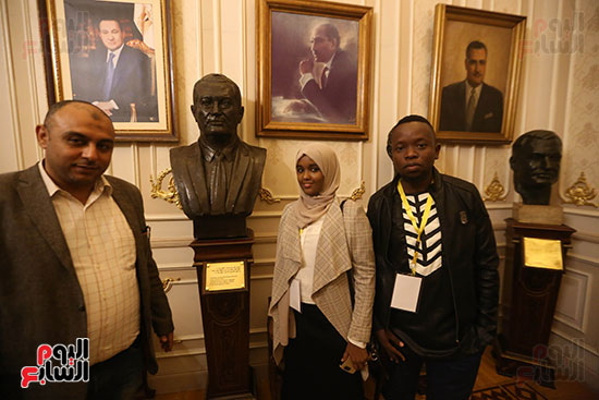 صور شباب المنتدى العربى الإفريقى يلتقطون الصور التذكارية بمجلس النواب (4)