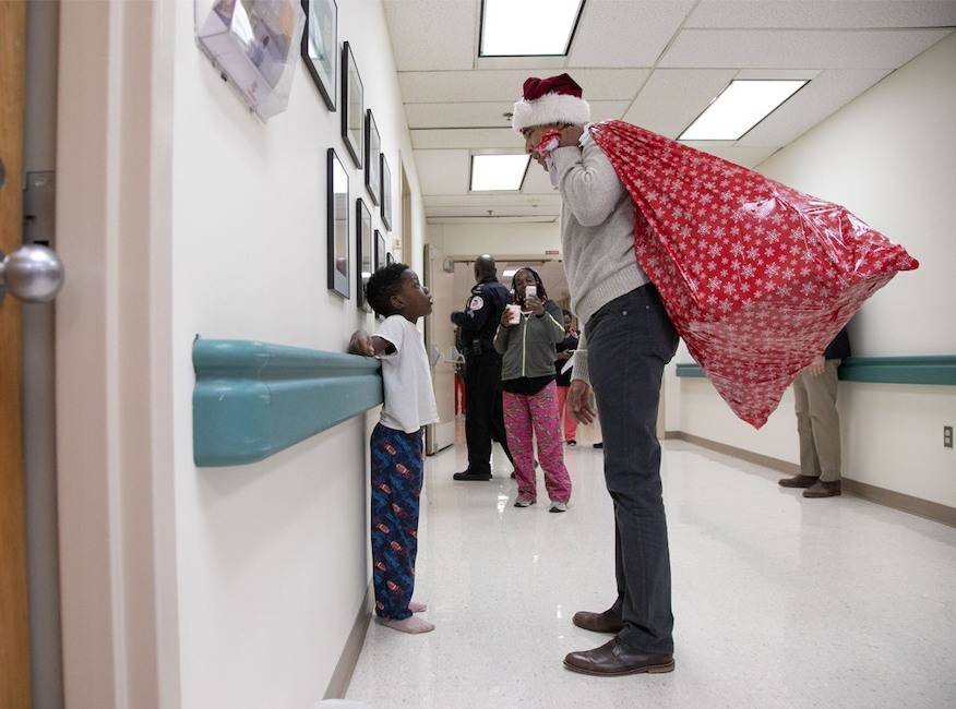 باراك أوباما يفاجىء الأطفال بزى بابا نويل