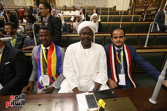 صور شباب المنتدى العربى الإفريقى يلتقطون الصور التذكارية بمجلس النواب (1)