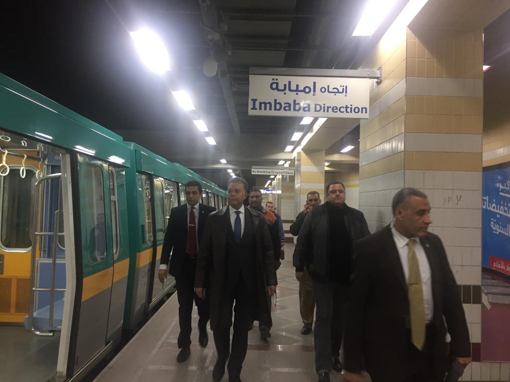 وزير النقل يفاجئ محطات الخط الثالث للمترو بزيارة تفتيشية بعد منتصف الليلة (5)
