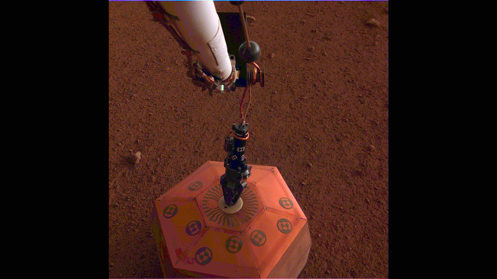 NASA InSight يضع أول مقياس زلازل على المريخ