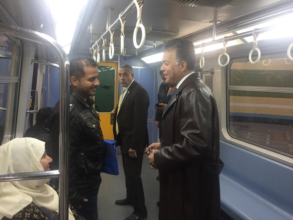 وزير النقل يفاجئ محطات الخط الثالث للمترو بزيارة تفتيشية بعد منتصف الليلة (3)