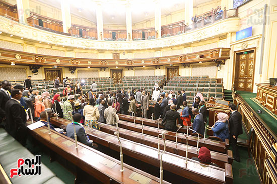 صور شباب المنتدى العربى الإفريقى يلتقطون الصور التذكارية بمجلس النواب (8)
