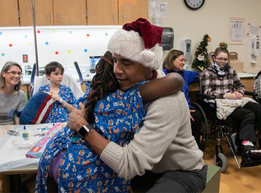 باراك أوباما يحتضن طفلة خلال زيارته للمستشفى