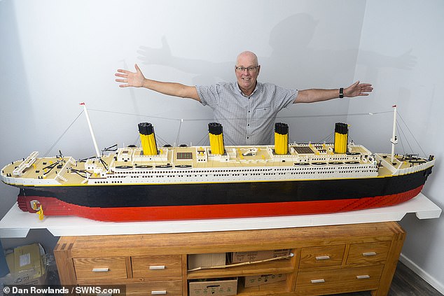 كيث مورتون مع نموذج السفينة كاملا